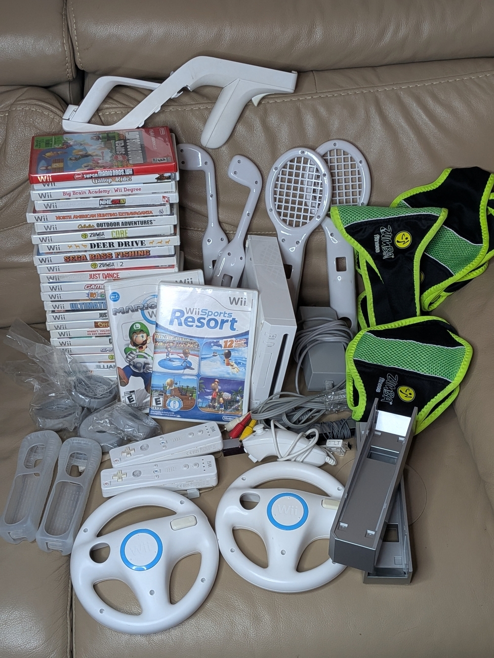 Nintendo Console Bundle with 25 Games, Michael Jackson, Mario Kart, Wii Resort
